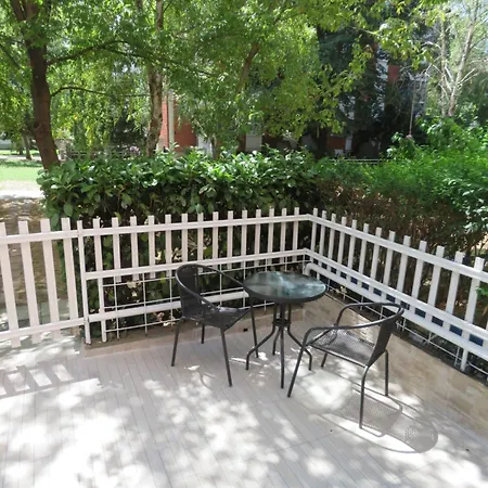 Aneta's Groundfloor Near Park Apartment