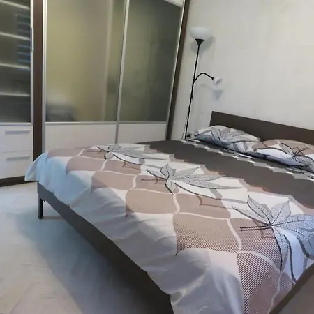 Aneta's Groundfloor Near Park Apartment *